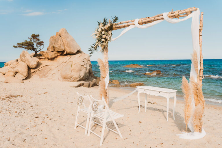 das-gewählte-Setting-für-die-zauberhafte-Strandhochzeit---meer-sardinien-urlaub