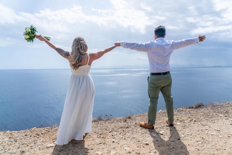 das glückliche Brautpaar blickt auf das unendliche Meer, freie Trauung - meer sardinien urlaub