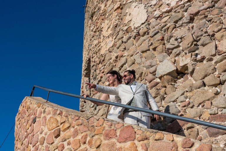 das glückliche Hochzeitspaar beim Fotoshooting am Sarazenenturm, Starndhochzeit - meer sardinien urlaub
