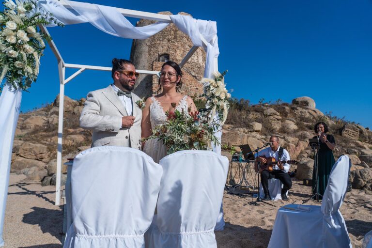 das oberglückliche Paar, Tamara und Christian während nach ihrer Strandhochzeit - meer sardinien urlaub