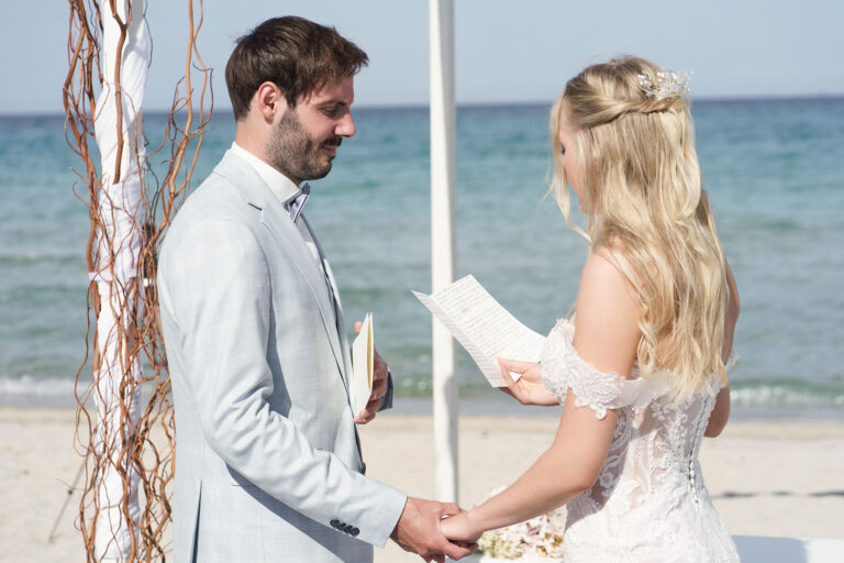 das-persönliche-Eheversprechen-nach-dem-Ja-Wort,-Strandhochzeit---meer-sardinien-urlaub