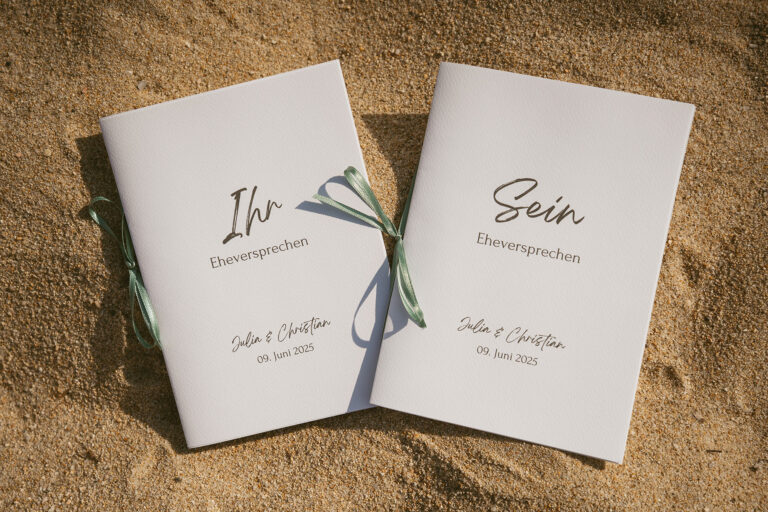 das-persönliche-Eheversprechen-während-der-Strandhochzeit---meer-sardinien-urlaub