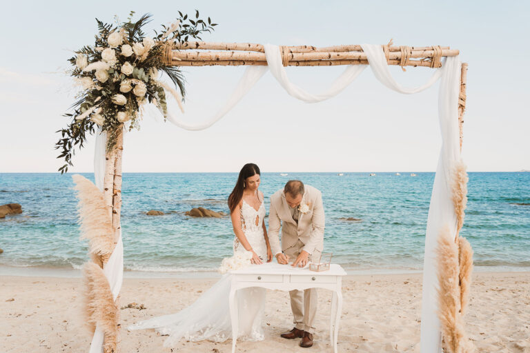 der-Bräutigam-unterzeichnet-die-Eheurkunde,-Strandhochzeit---meer-sardinien-urlaub