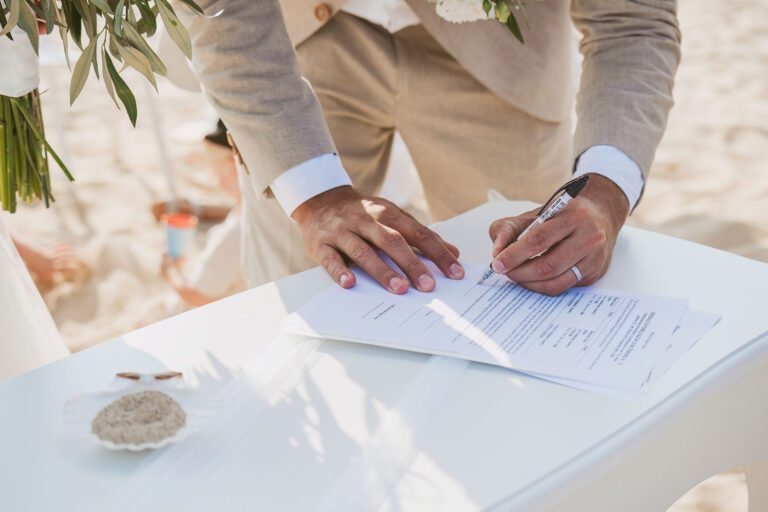 der-Bräutigam-unterzeichnet-die-Eheurkunde,-Strandhochzeit---meer-sardinien-urlaub