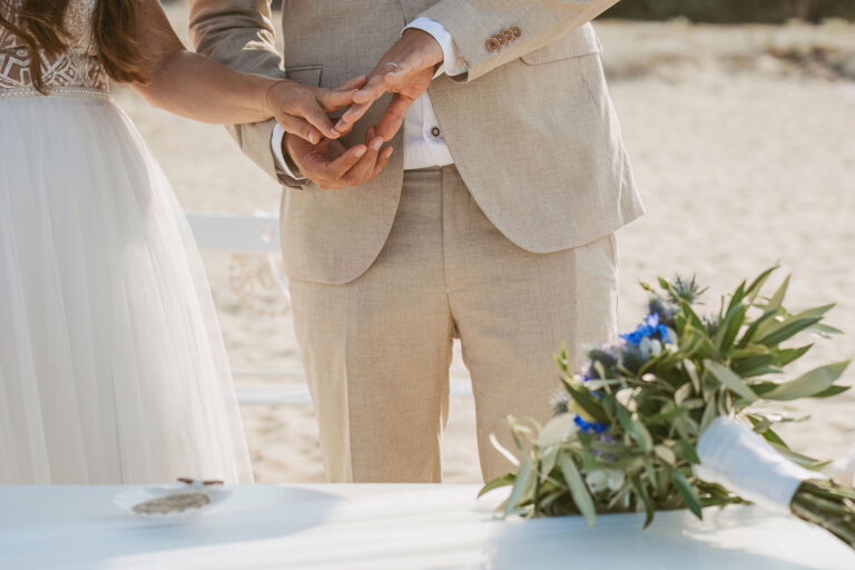 der-Bräutigam-zeigt-seinen-frischen-Trauring,-Strandhochzeit---meer-sardinien-urlaub