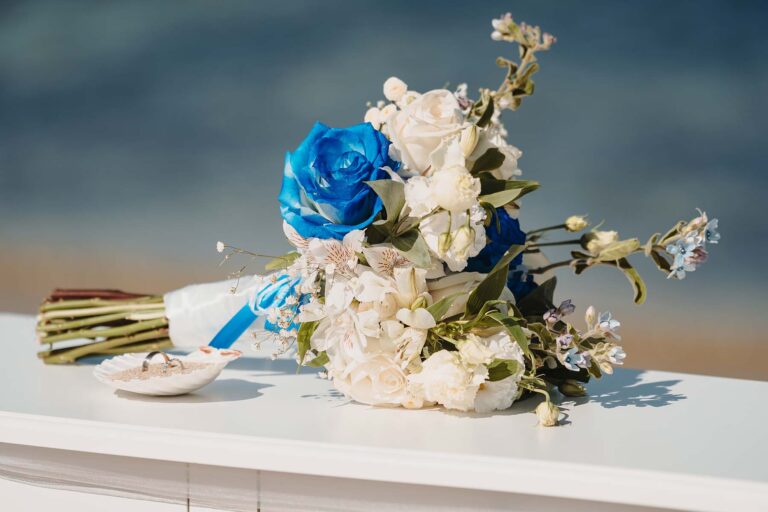 der-Brautstrauss-auf-dem-Tisch-vor-dem-Meereshintergrund,-Strandhochzeit---meer-sardinien-urlaub