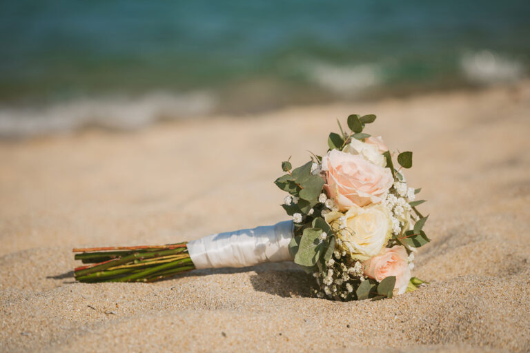 der-Brautstrauss-im-Sand,-Strandhochzeit---meer-sardinien-urlaub