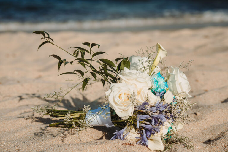 der-Brautstrauss-im-hellen-Sand,-Strandhochzeit---meer-sardinien-urlaub