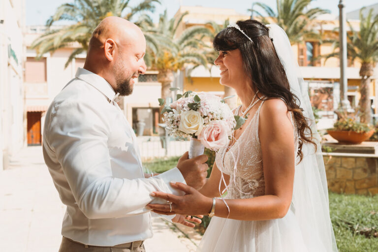 der-First-Look-vor-dem-Rathaus,-Trauung-im-Standesamt---meer-sardinien-urlaub