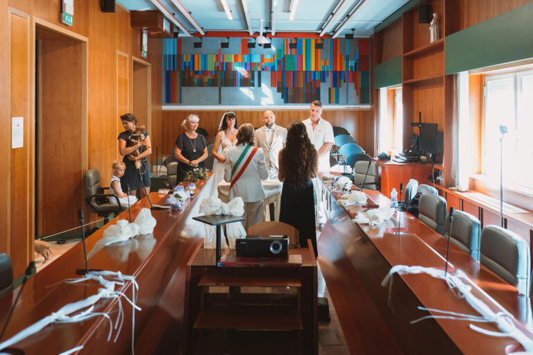 der-Gemeindesaal-des-Rathauses-während-der-Zeremonie,-Trauung-im-Standesamt---meer-sardinien-urlaub-copia