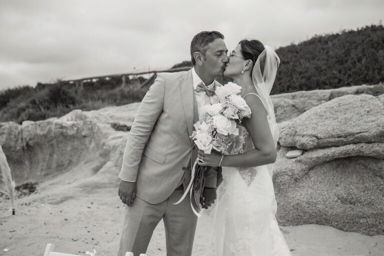 der-Kuss-beim-First-Look,-Strandhochzeit---meer-sardinien-urlaub