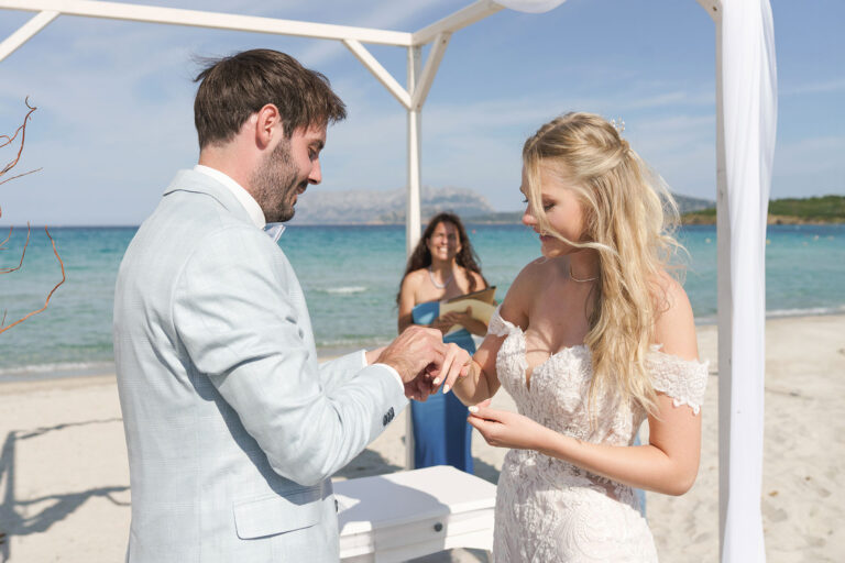 der-Ringtausch,-Strandhochzeit---meer-sardinien-urlaub