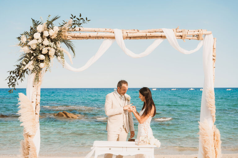 der-Ringtausch-während-der-Strandhochzeit---meer-sardinien-urlaub