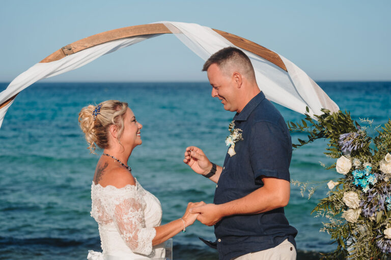 der-Ringtausch-während-einer-Strandhochzeit---meer-sardinien-urlaub