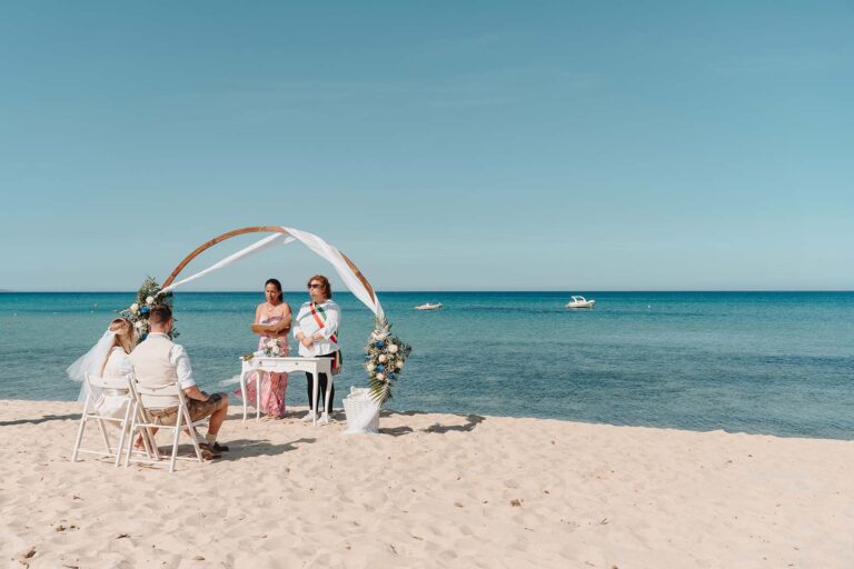 der-Sand,-das-Meer-und-zwei-Herzen,-die-sich-ewige-Liebe-versprechen,-Strandhochzeit---meer-sardinien-urlaub