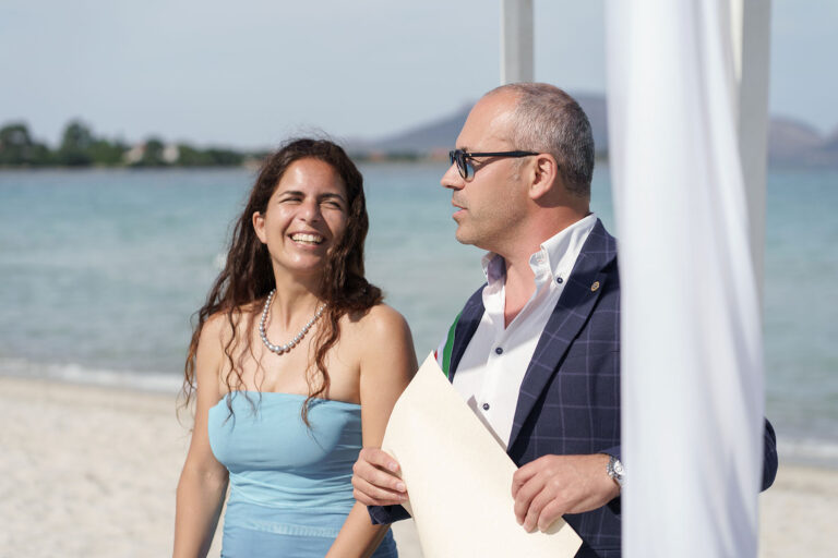 der-Standesbeamte-und-Jolanda-Melis-in-der-Rolle-der-gesetzlich-vorgeschriebenen-Rolle-der-Übersetzerin,-Strandhochzeit---meer-sardinien-urlaub