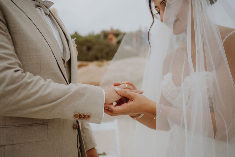 der-Tausch-der-Eheringe-zur-Strandhochzeit---meer-sardinien-urlaub