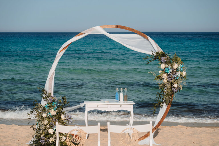 der-Traubogen-der-wunderbaren-Traumhochzeit,-Strandhochzeit---meer-sardinien-urlaub