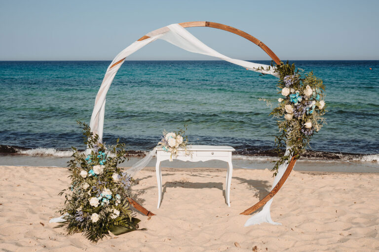der-Traubogen2-der-wunderbaren-Traumhochzeit,-Strandhochzeit---meer-sardinien-urlaub