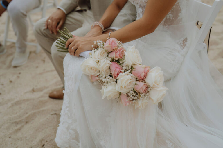 der-besondere,-längliche-Brautstrauss-zur-Strandhochzeit---meer-sardinien-urlaub