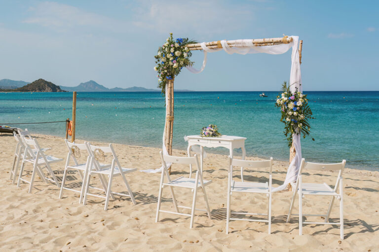 der-bezaubernde-Traubogen-vor-dem-türkis-schillernden-Meer,-Strandhochzeit---meer-sardinien-urlaub