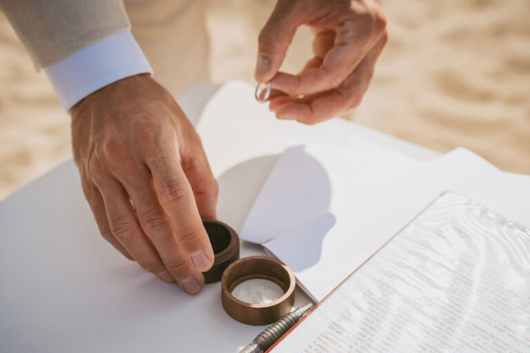 der-grosse-Moment-des-Rintausches-ist-gekommen,-Strandhochzeit---meer-sardinien-urlaub