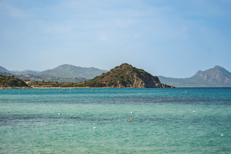 der-herrliche-Blick-von-der-Trauungslocation-aus,-Strandhochzeit---meer-sardinien-urlaub