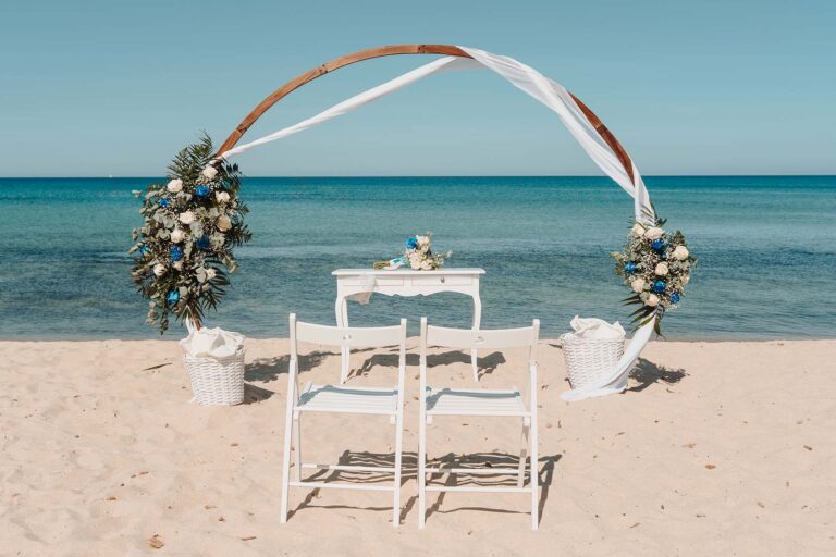 der-runde-Traubogen-vor-einem-phantastischen-Meer,-Strandhochzeit---meer-sardinien-urlaub