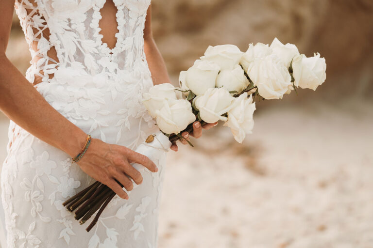 der-wunderbare-Brautstrauss-zur-Strandhochzeit---meer-sardinien-urlaub