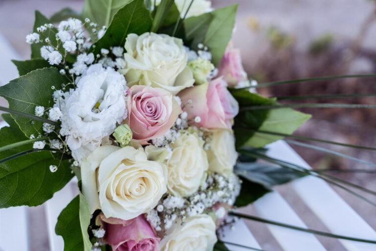 der zauberhafte Brautstrauß, rechtsgültige Trauung am Meer - meer sardinien urlaub