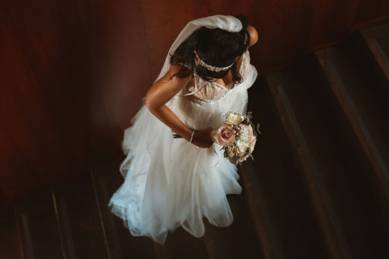 die-Braut-auf-dem-Weg-in-den-Gemeindesaal,-Trauung-im-Standesamt---meer-sardinien-urlaub