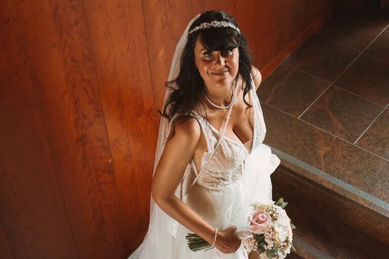 die-Braut-auf-den-Treppen-zum-Gemeindesaal,-Trauung-im-Standesamt---meer-sardinien-urlaub