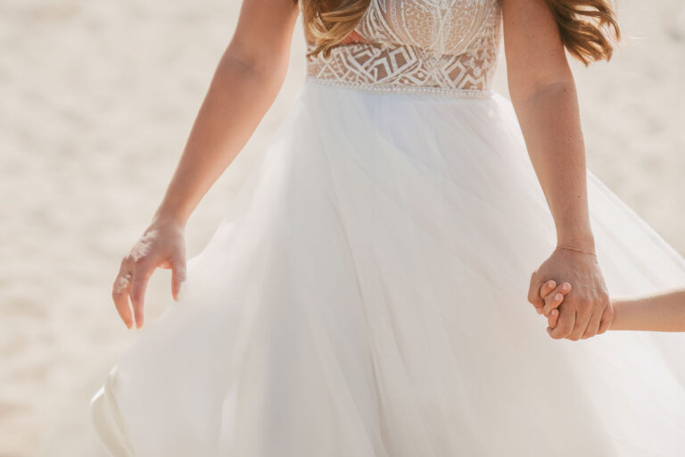 die-Braut-geht-mit-ihrem-Sohn-zur-Trauung,-Strandhochzeit---meer-sardinien-urlaub