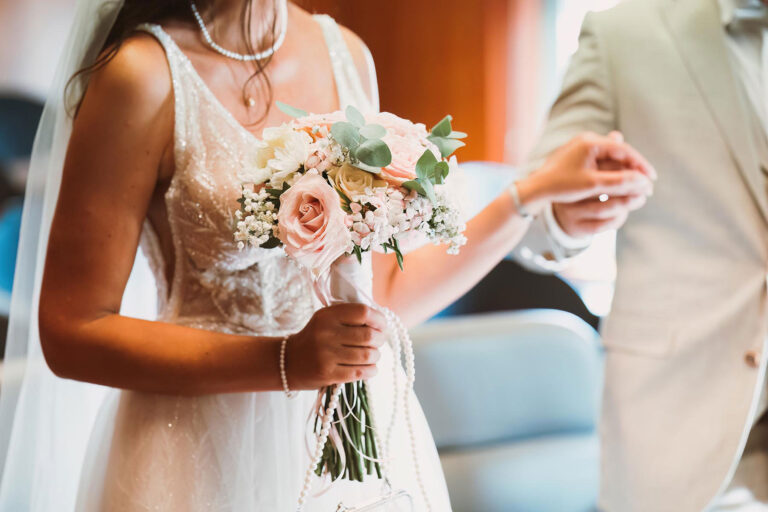 die-Braut-hält-ihren-schönen-Brautstrauss-während-der-Trauung-im-Standesamt---meer-sardinien-urlaub-copia