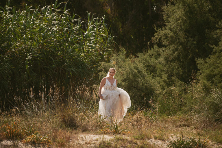 die-Braut-kommt-zu-ihrer-Strandhochzeit---meer-sardinien-urlaub