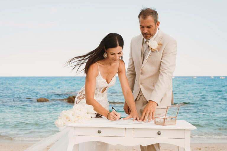 die-Braut-unterzeichnet-die-Eheurkunde,-Strandhochzeit---meer-sardinien-urlaub