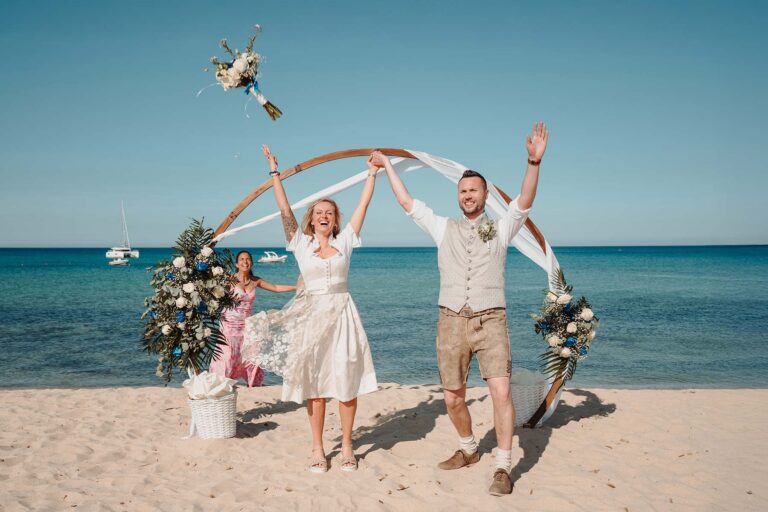 die-Braut-wirft-den-Brautstrauss,-den-die-Jolanda-fangen-sollte,-Strandhochzeit---meer-sardinien-urlaub