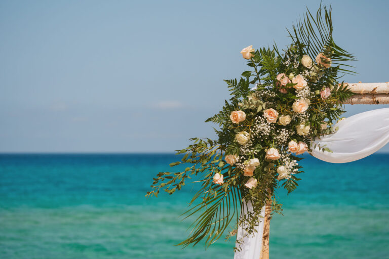 die-Deko-des-Traubogens-vor-einem-atemberaubenden-Meer,-Strandhochzeit---meer-sardinien-urlaub