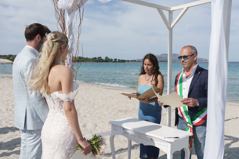 die-Durchführung-der-rechtsgültigen-Trauung,-Strandhochzeit---meer-sardinien-urlaub