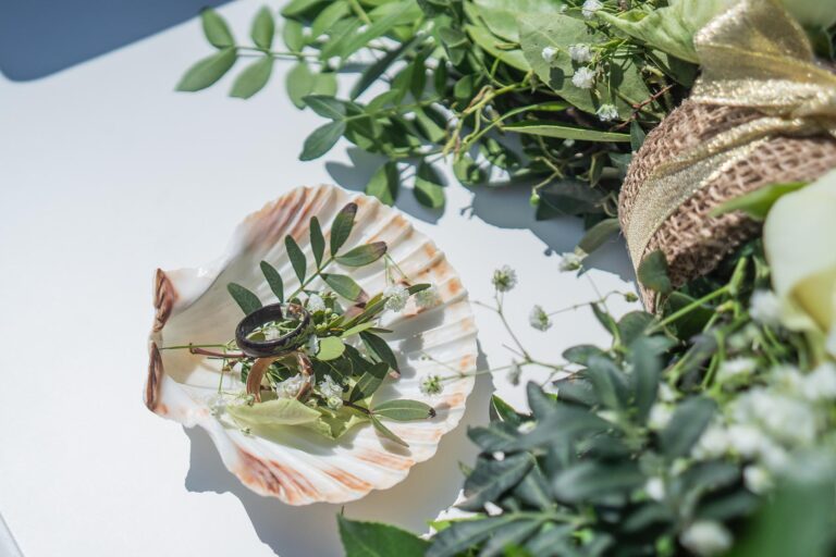 die Eheringe warten auf die Braut und den Bräutigam, freie Trauung - meer sardinien urlaub