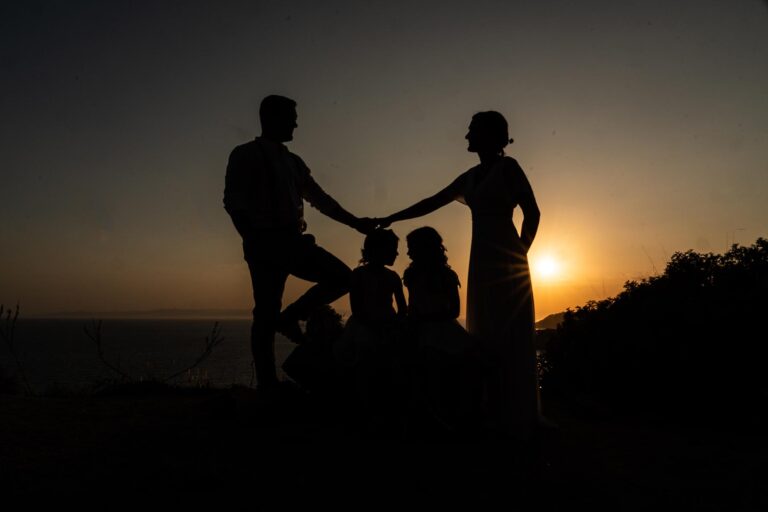 die Familie im romantischen Gegenlicht nach dem Familien- und Eheversprechen - meer sardinien urlaub_1