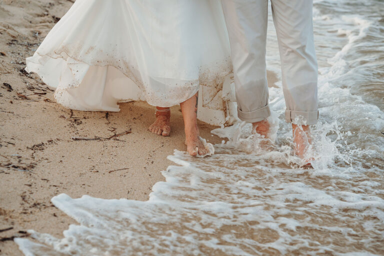 die-Füsse-des-Brautpaares-am-Meeresufer,-Strandhochzeit---meer-sardinien-urlaub