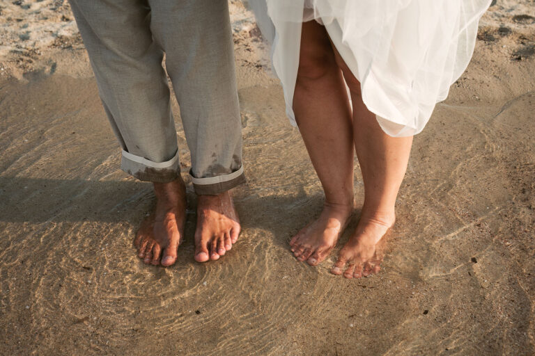 die-Füsse-des-Brautpaares-im-Meeresufer,-Strandhochzeit---meer-sardinien-urlaub