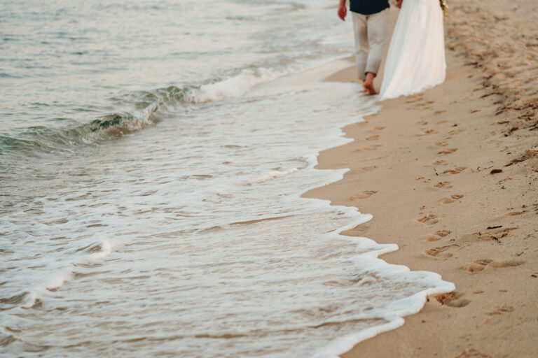 die-Fußspuren-des-Brautpaares-im-Sand-auf-dem-Weg-in-ein-neues-Lebenskapitel,-Strandhochzeit---meer-sardinien-urlaub