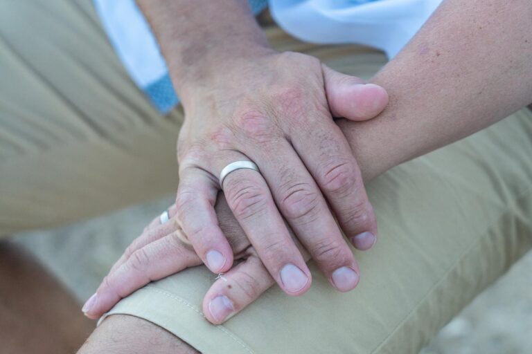 die Hände mit den Trauringen während der Trauungszeremonie am Meer - meer sardinien urlaub