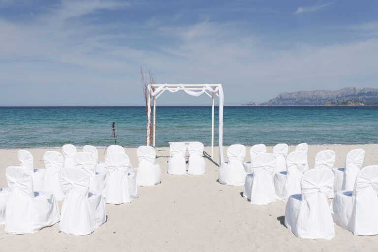 die-Insel-Tavolara-als-Hintergrundkulisse-von-diesem-effektvollen-Trausetting,-Strandhochzeit---meer-sardinien-urlaub