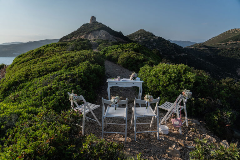 die-Location-der-freien-Trauung-mit-Blick-auf-den-Sarazenenturm---meer-sardinien-urlaub