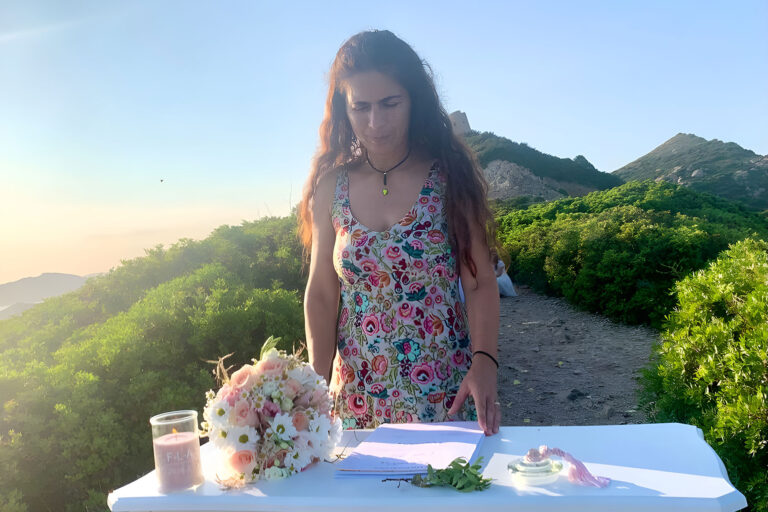 die-Rednerin-für-die-freie-Trauung-am-Felskap-Capo-Boi---meer-sardinien-urlaub