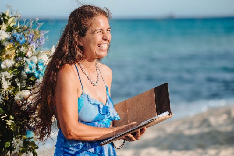 die-Traurednerin-während-der-Strandhochzeit---meer-sardinien-urlaub