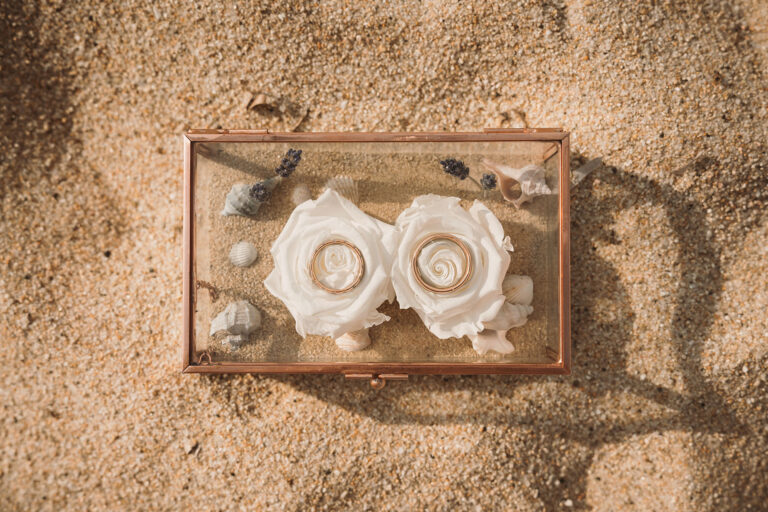 die-Trauringe-in-ihrer-Schatulle-im-Sand,-Strandhochzeit---meer-sardinien-urlaub